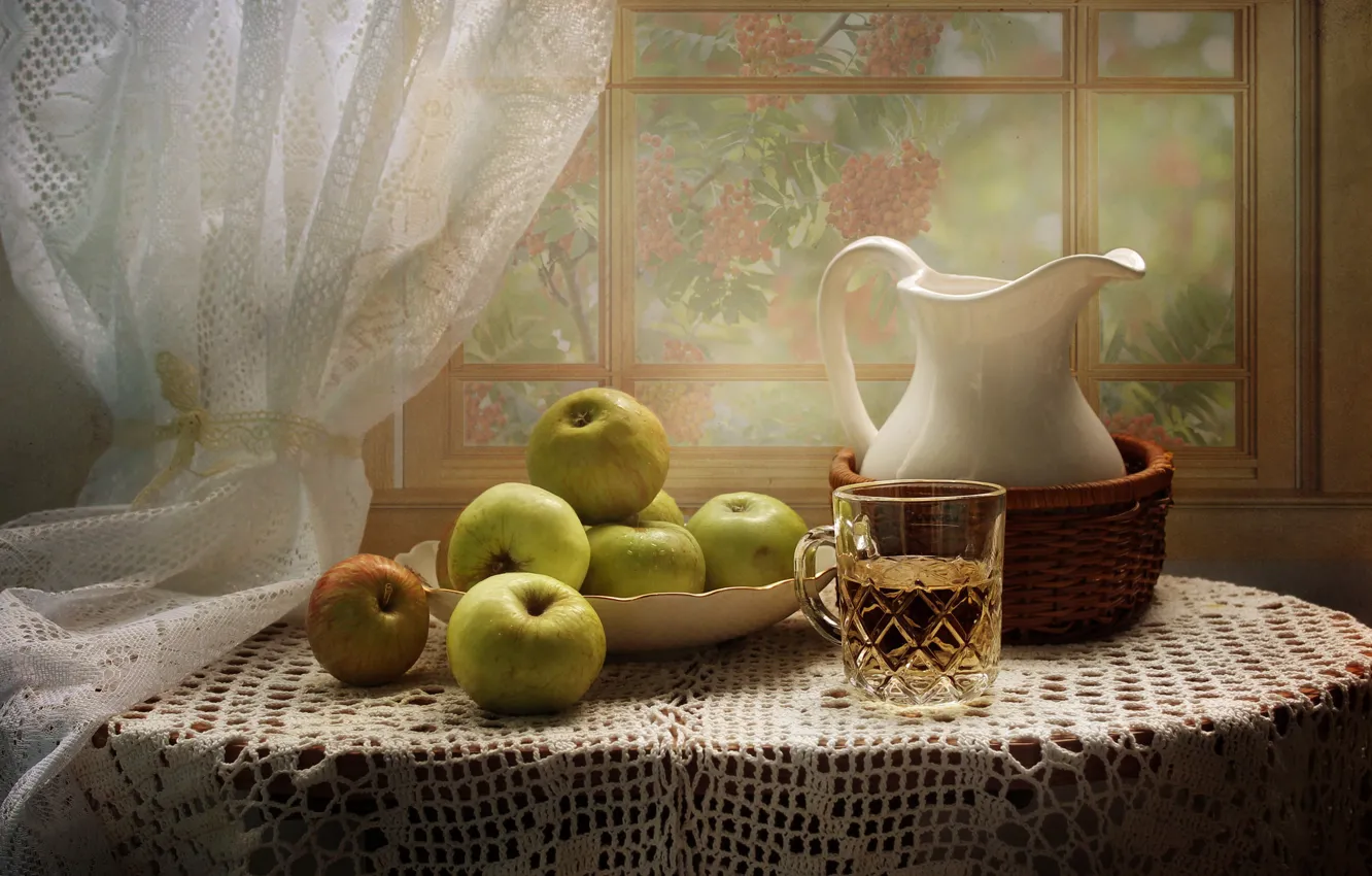 Фото обои стол, яблоки, окно, сок, тарелка, кружка, кувшин, натюрморт
