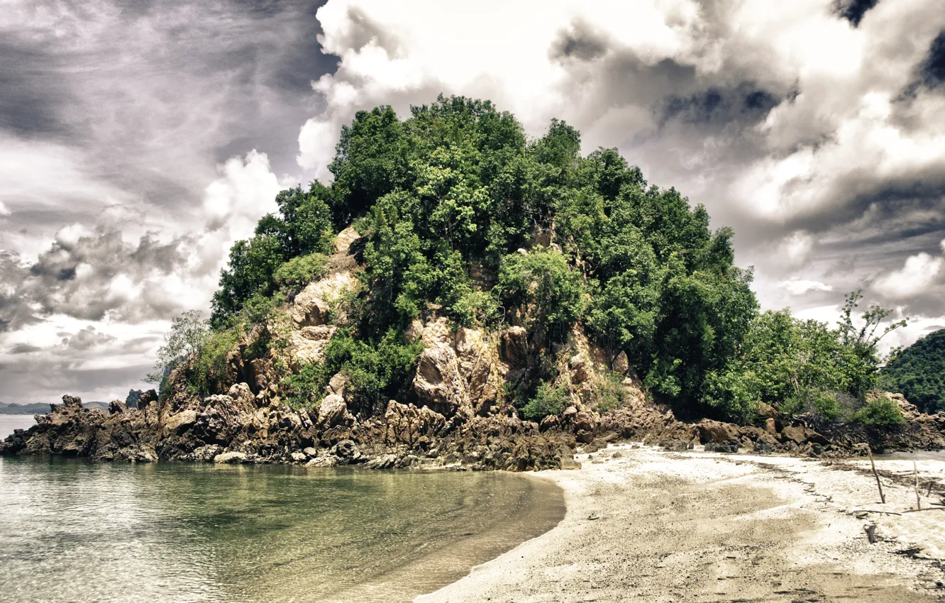 Фото обои песок, море, небо, облака, деревья, скала, тропики, камни
