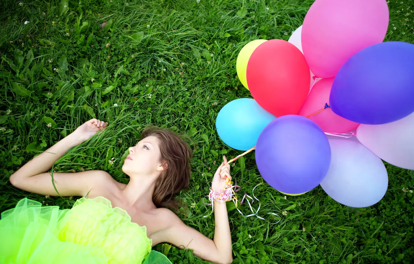 Фото обои трава, девушка, ленты, воздушные шары, клевер, профиль, шатенка, голубоглазая