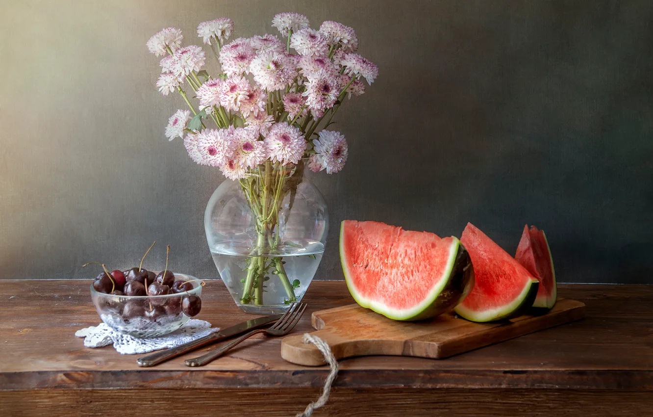 Фото обои цветы, вишня, ягоды, букет, арбуз, розовые, натюрморт, хризантемы