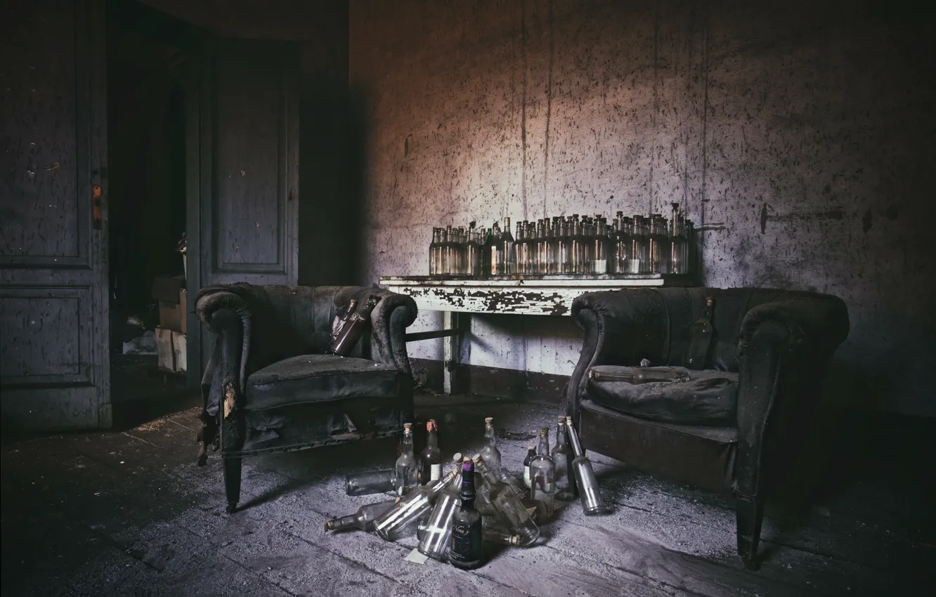 Фото обои комната, кресла, бутылки