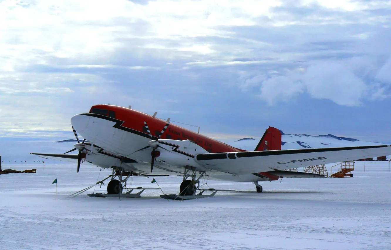 Фото обои зима, небо, снег, тучи, лыжи, самолёт, аэродром, американский