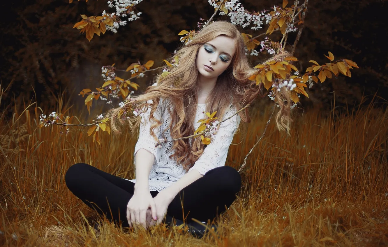 Фото обои осень, лес, ресницы, волосы, макияж, блондинка, кофта
