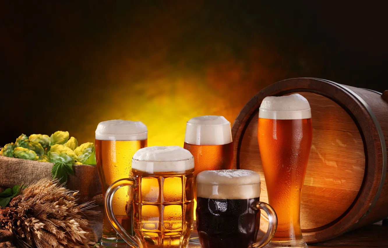 Фото обои пена, стол, пиво, бокалы, стаканы, мешок, тёмное, светлое