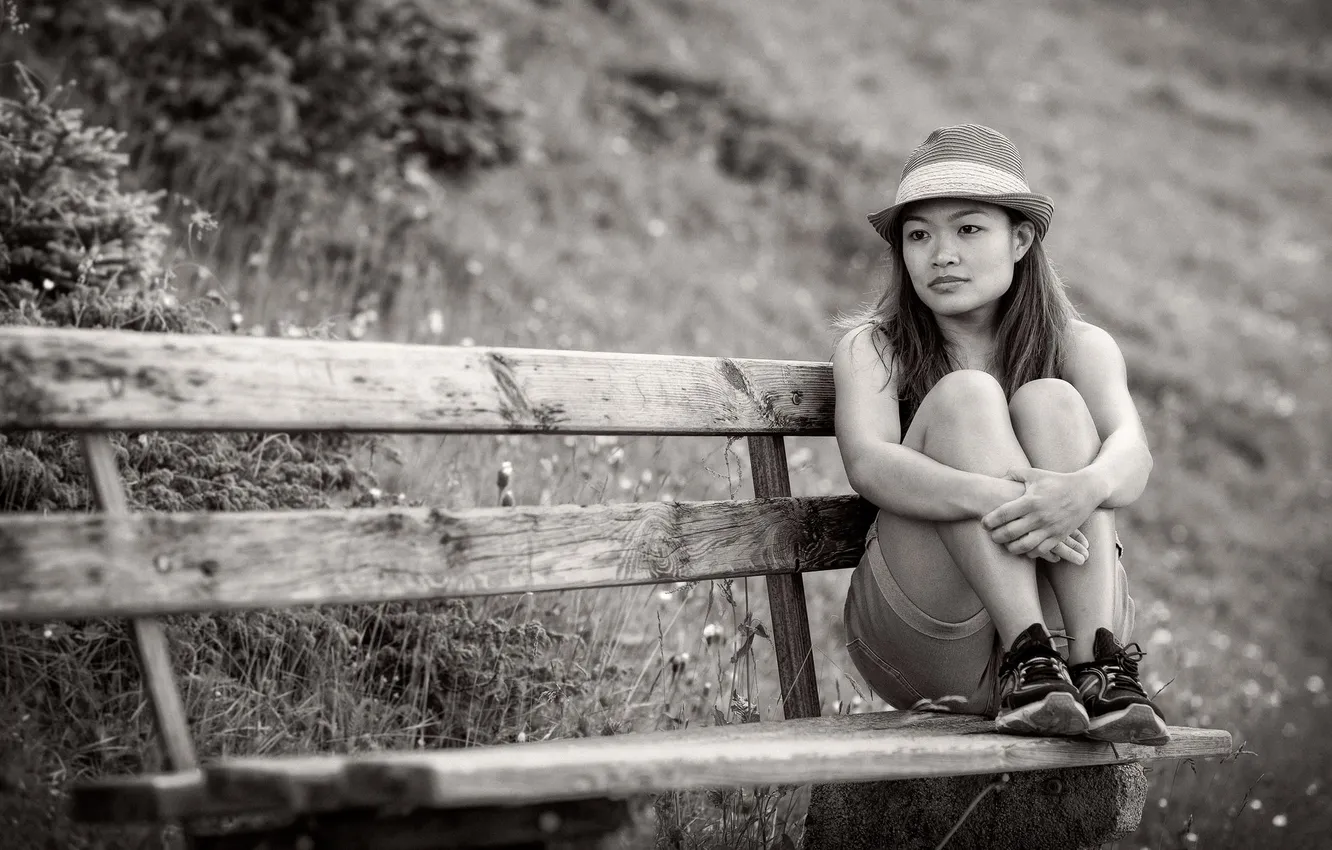 Фото обои girl, hat, eyes, lips, hair, bench, thinking
