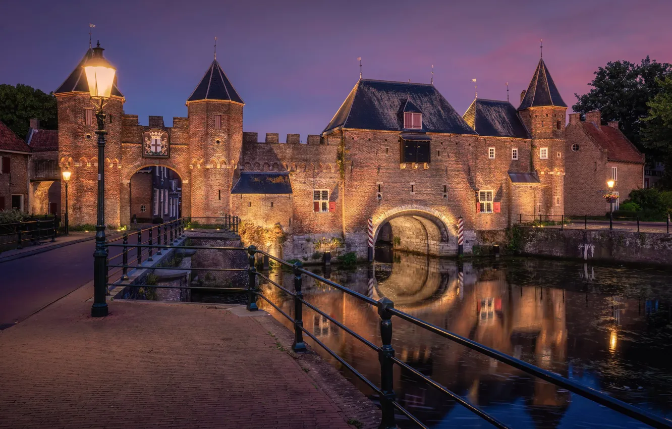 Фото обои ночь, река, ворота, фонарь, крепость, Нидерланды, Амерсфорт, Коппельпорт