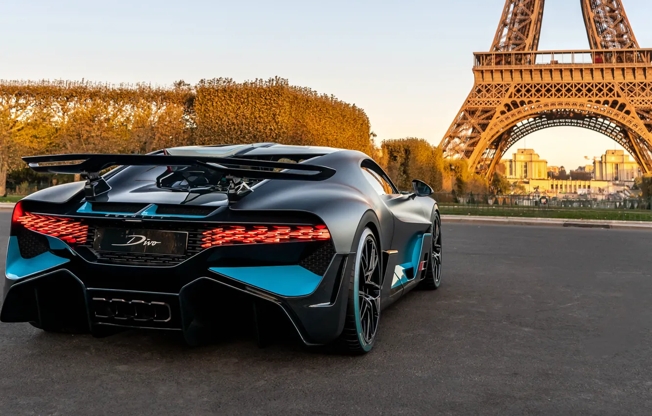 Фото обои Париж, Bugatti, Эйфелева башня, суперкар, вид сзади, 2018, гиперкар, Divo