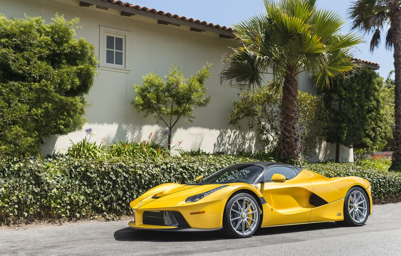 Фото обои дом, пальмы, куст, Желтый, Ferrari, Ферари, колёса, LaFerrari Aperta