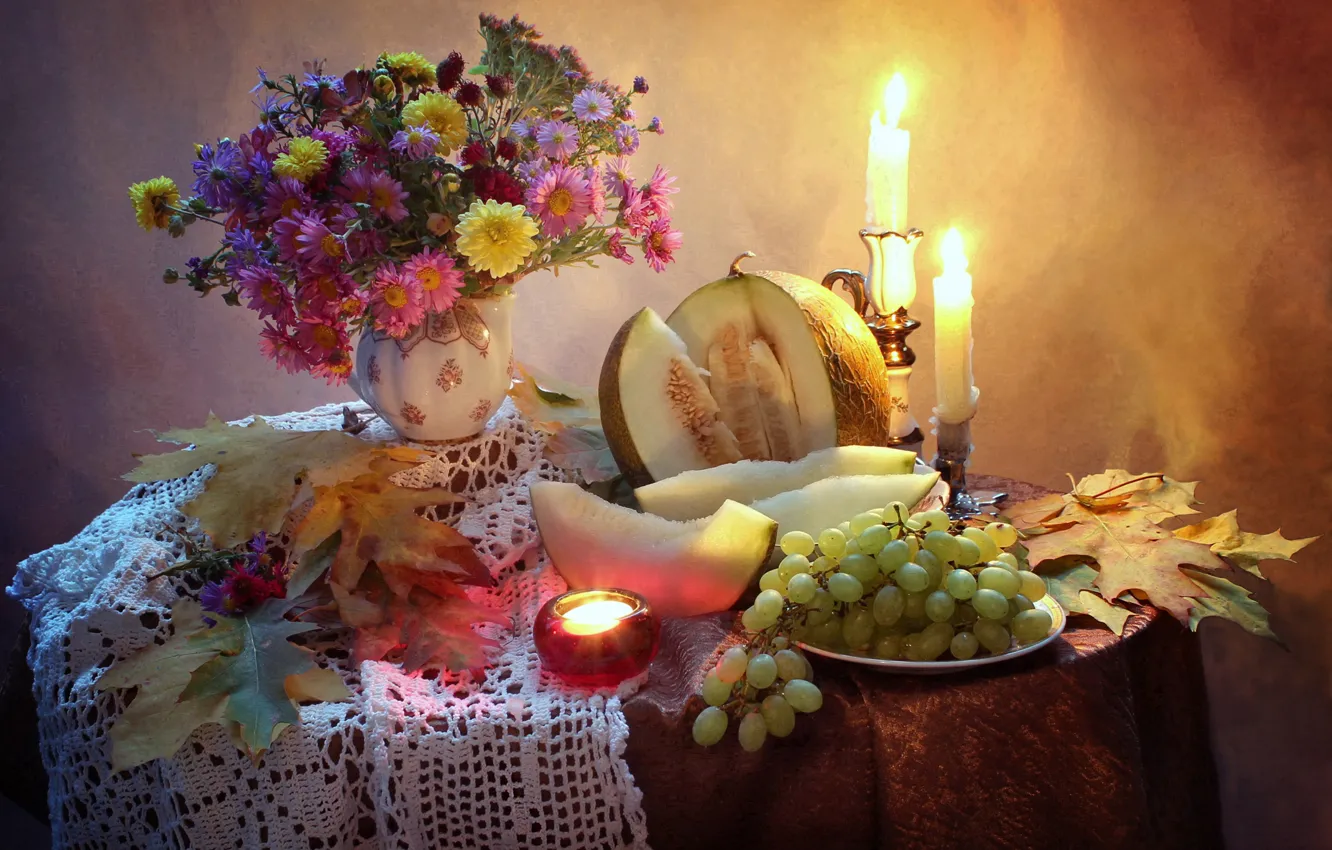 Фото обои осень, листья, цветы, стол, огонь, свечи, виноград, тарелки