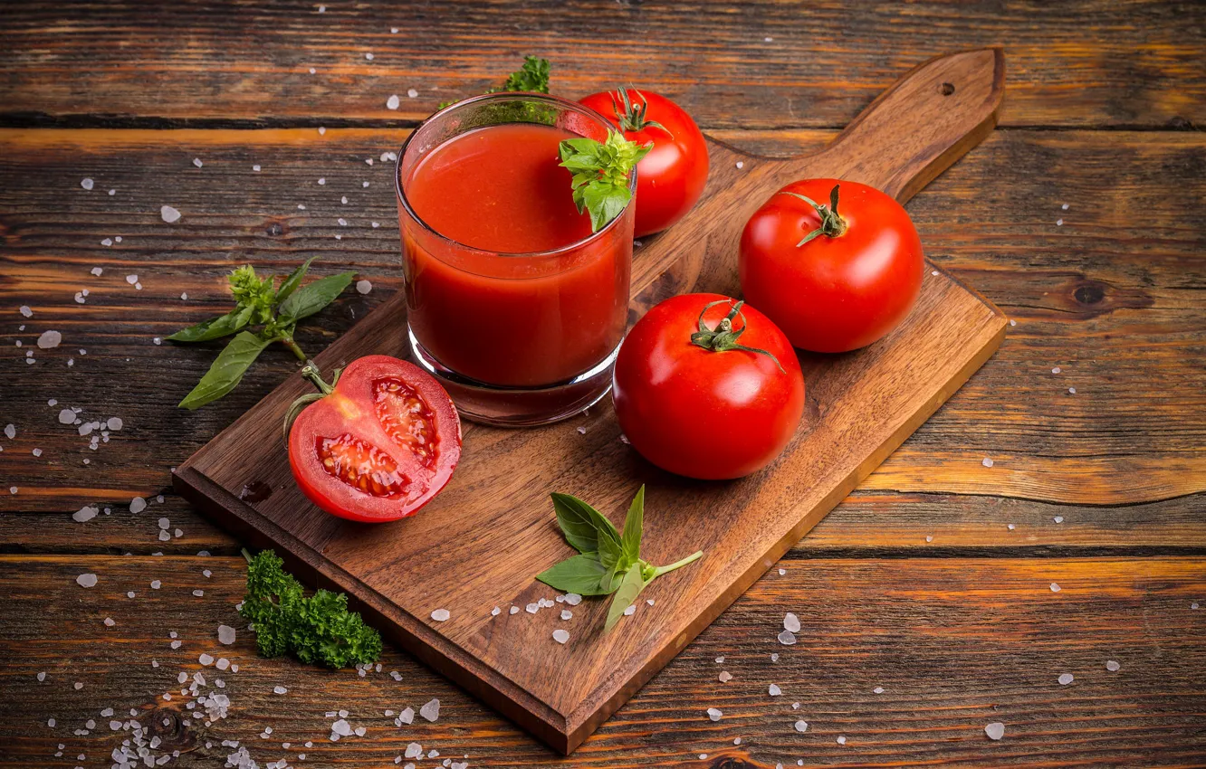 Фото обои зелень, стакан, помидоры, томатный сок, разделочная доска