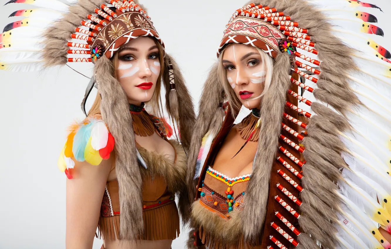 Фото обои девушки, перья, светлый фон, костюмы, раскрас, роуч, Виталий Рычков