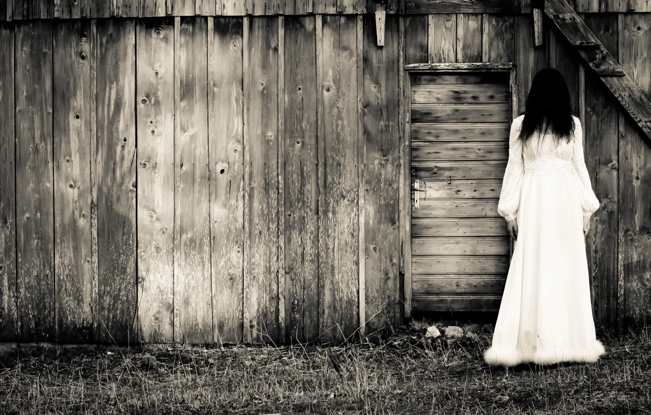 Фото обои dark, woman, barn, white dress, terror