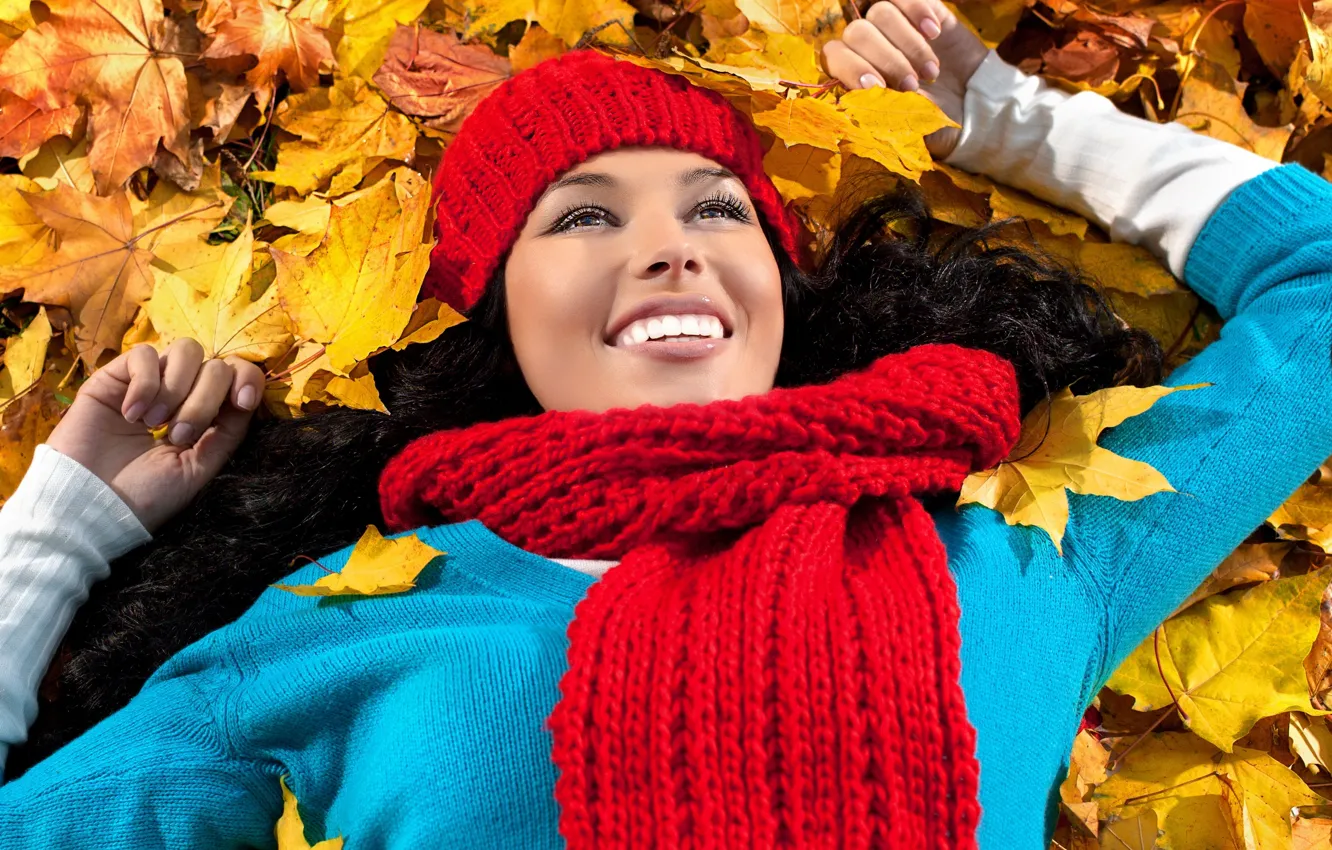 Фото обои осень, листья, Девушки, woman, smile, autumn, leaves