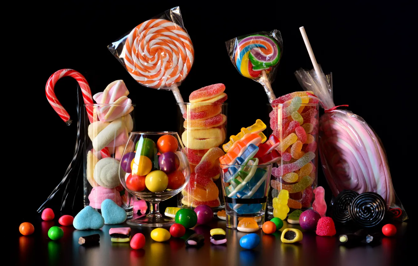 Фото обои еда, конфеты, стаканы, черный фон, натюрморт, кондитерские изделия, много, разные