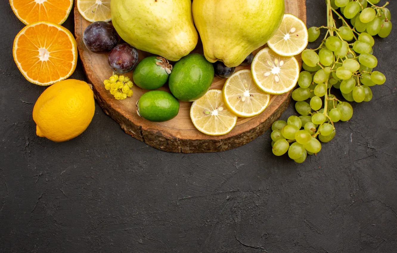 Фото обои апельсины, виноград, серый фон, лимоны, айва