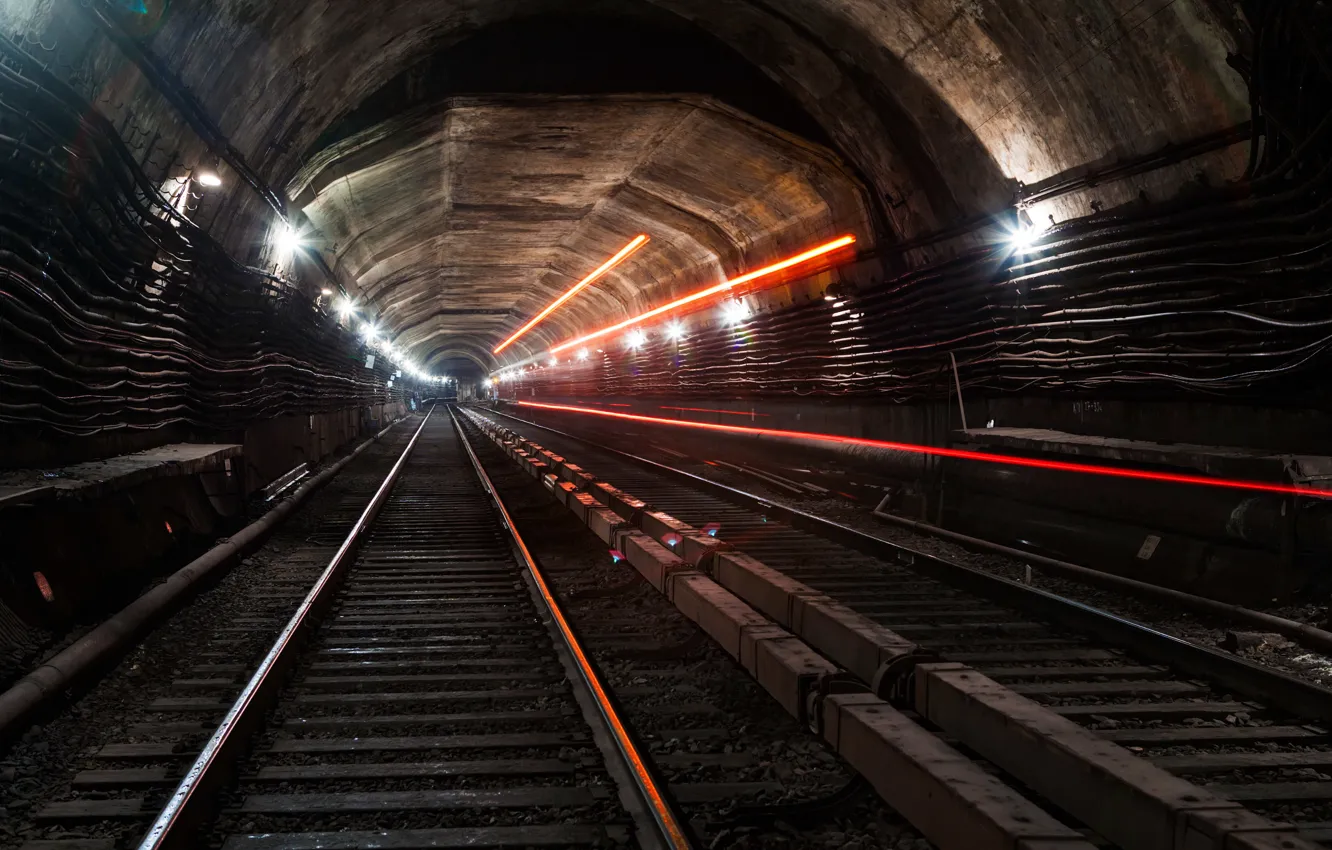 Фото обои свет, город, метро, рельсы, скорость, туннель
