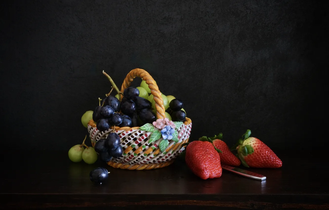 Фото обои ягоды, темный фон, стол, клубника, виноград, ложка, натюрморт, корзиночка