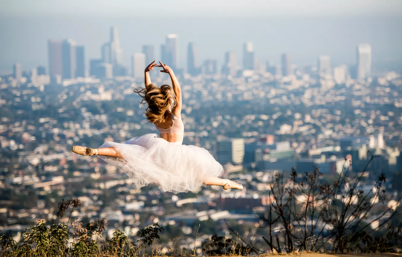 Фото обои город, прыжок, платье, балерина, на фоне, Los Angeles, пуанты, Beautiful ballet