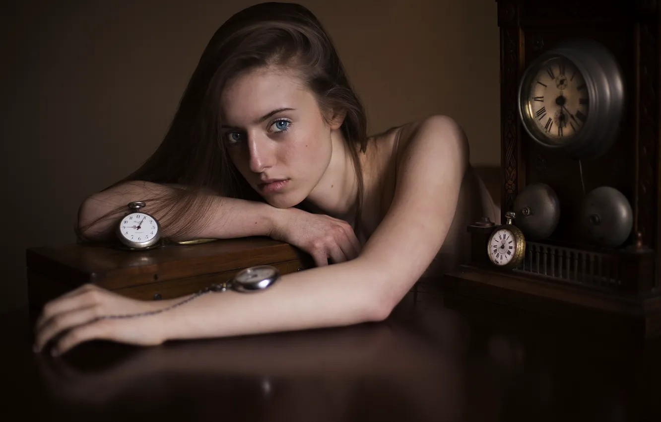 Фото обои девушка, часы, портрет