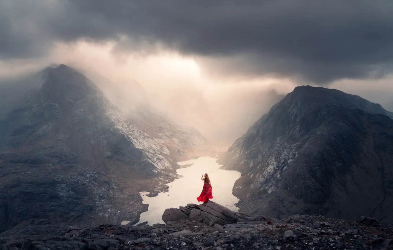 Фото обои девушка, горы, туман, озеро, камни, высота, платье, Lizzy Gadd