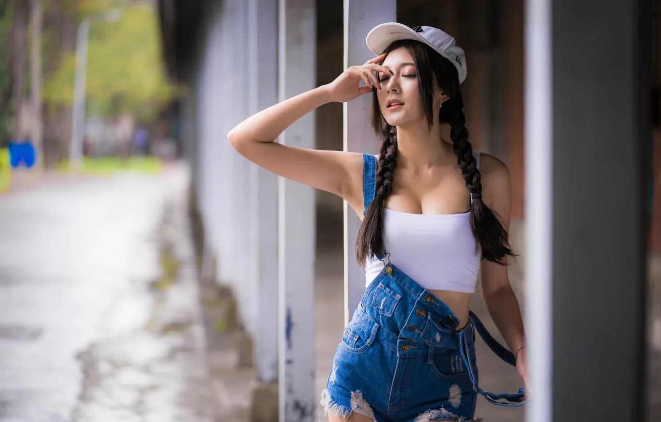 Фото обои секси, поза, майка, кепка, азиатка, боке, косы