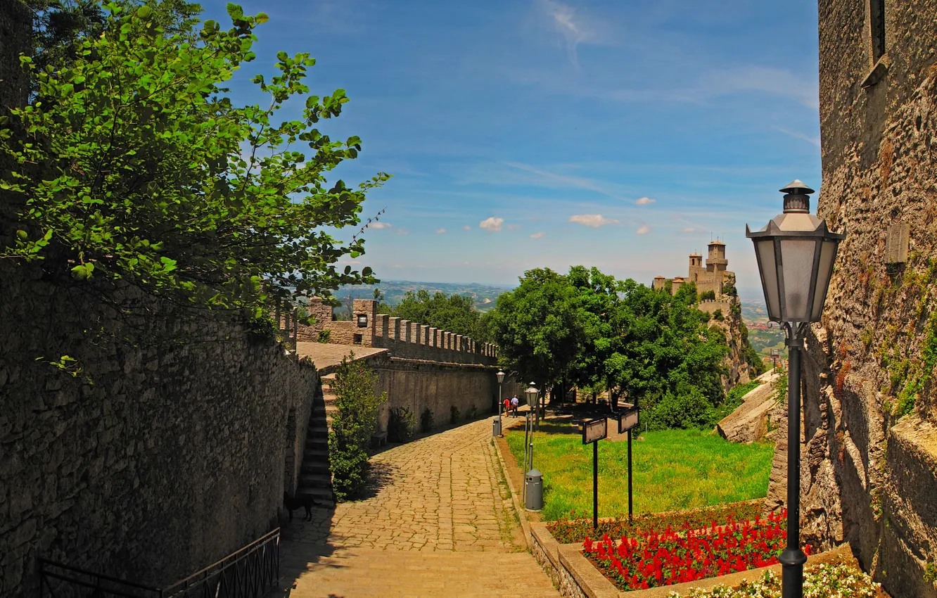 Фото обои цветы, стены, гора, фонари, башни, крепость, San Marino, Monte Titano