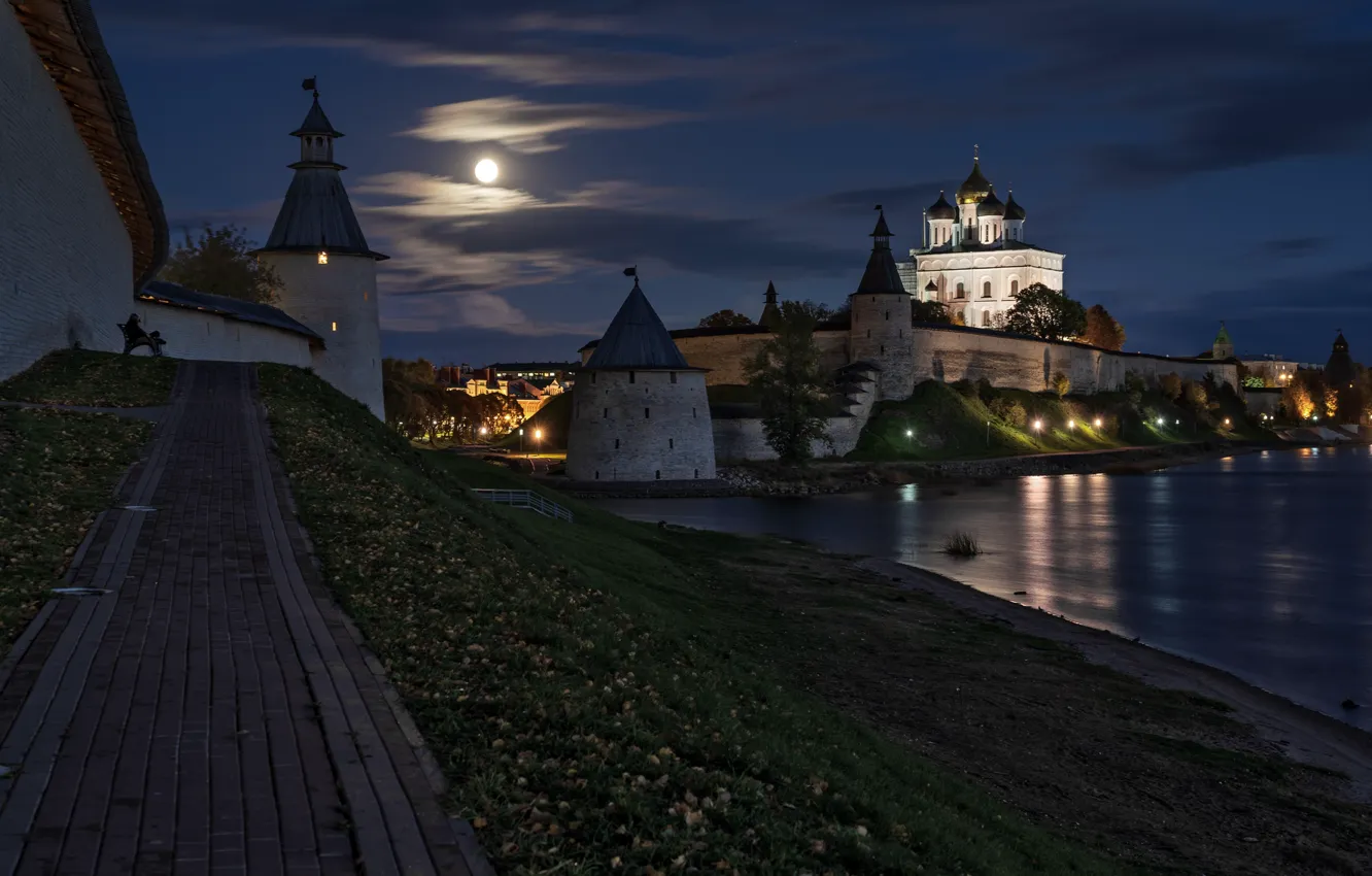 Фото обои ночь, город, луна, храм, крепость, Псков, Кром, Олег Зверев
