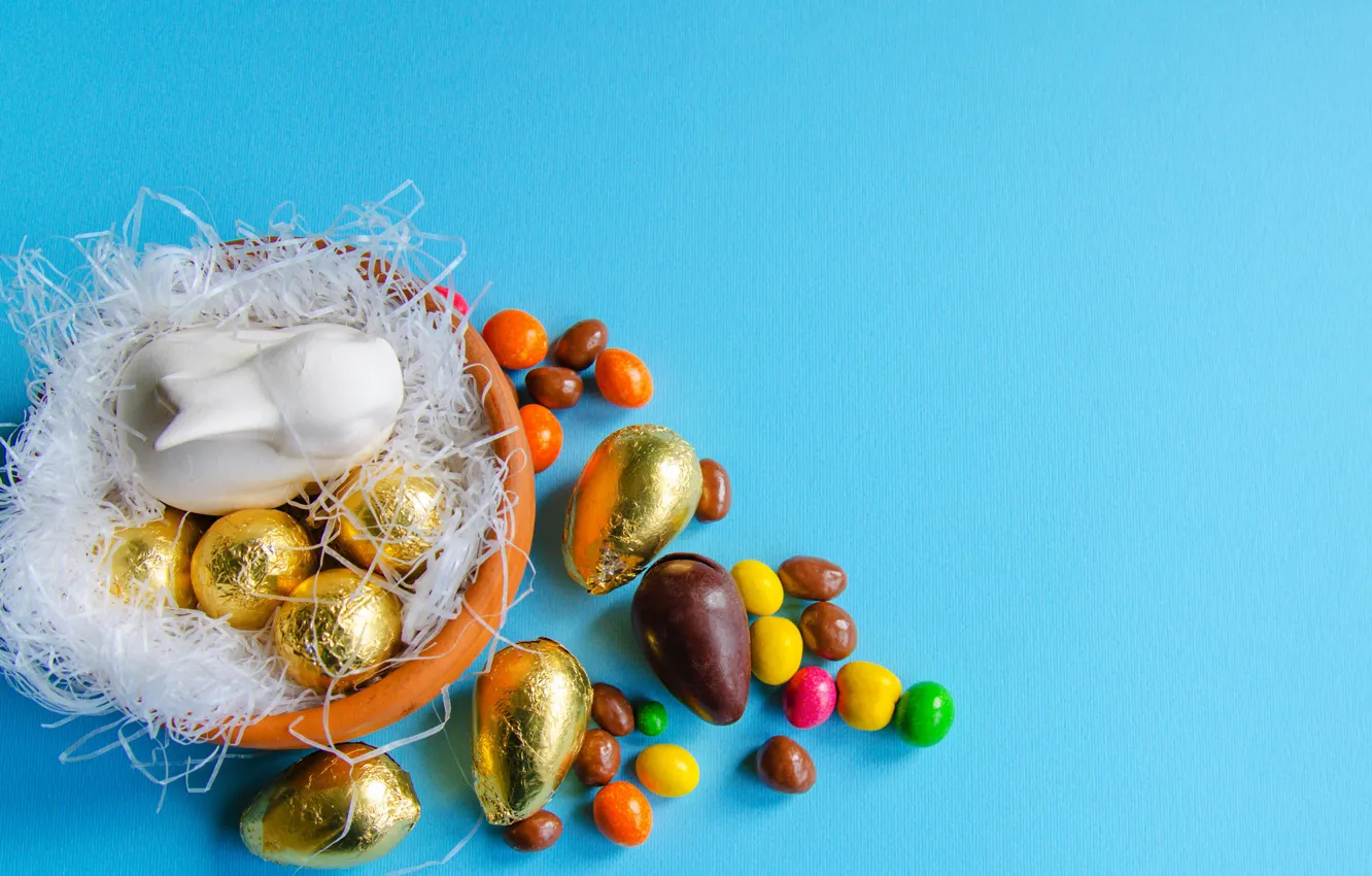 Фото обои праздник, шоколад, яйца, кролик, конфеты, фигурка