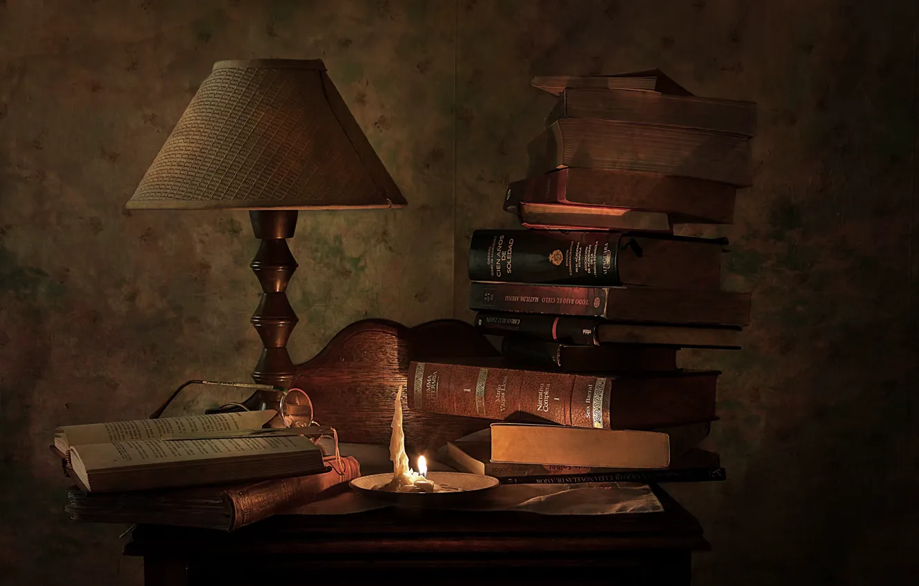 Фото обои книги, лампа, натюрморт