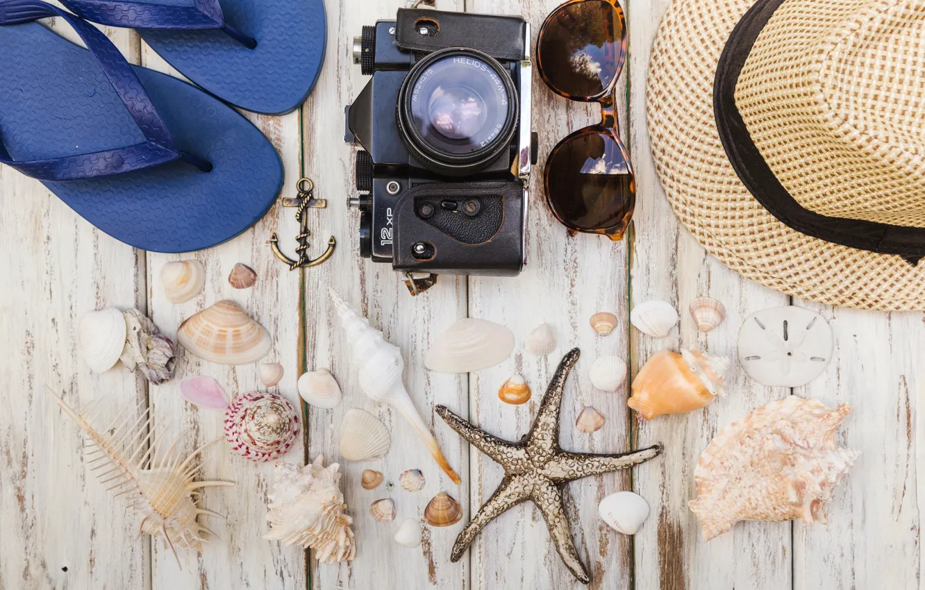 Фото обои море, лето, ракушка, очки, фотоаппарат, сланцы, аксессуары