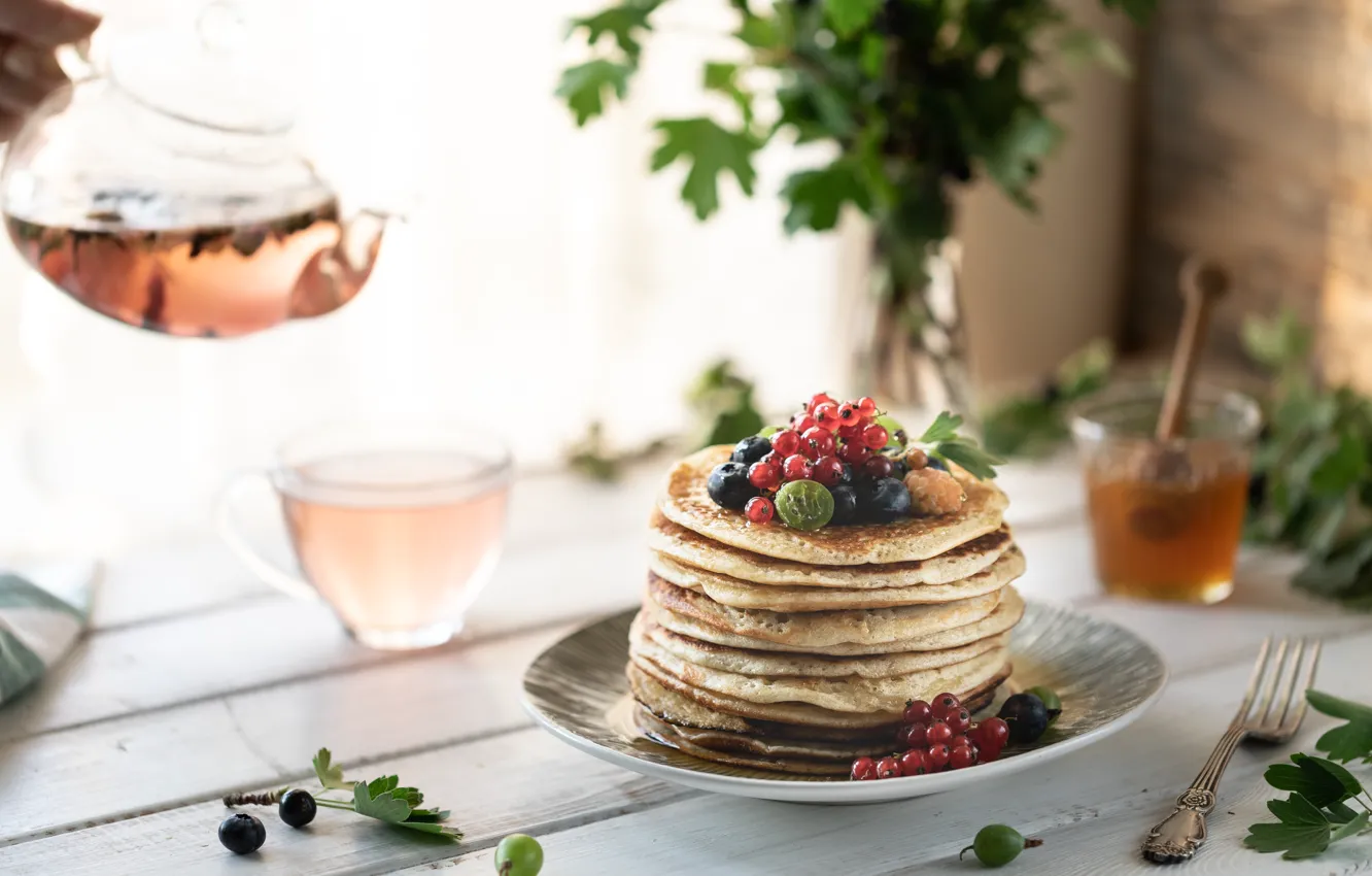 Фото обои ягоды, малина, чай, мед, тарелка, смородина, блинчики, Karina Klachuk