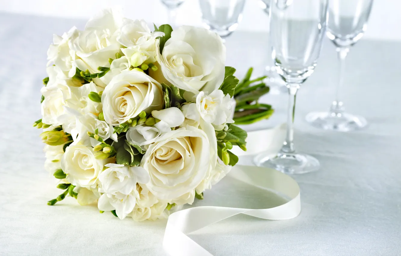 Фото обои цветы, стол, розы, букет, бокалы, лента, белые