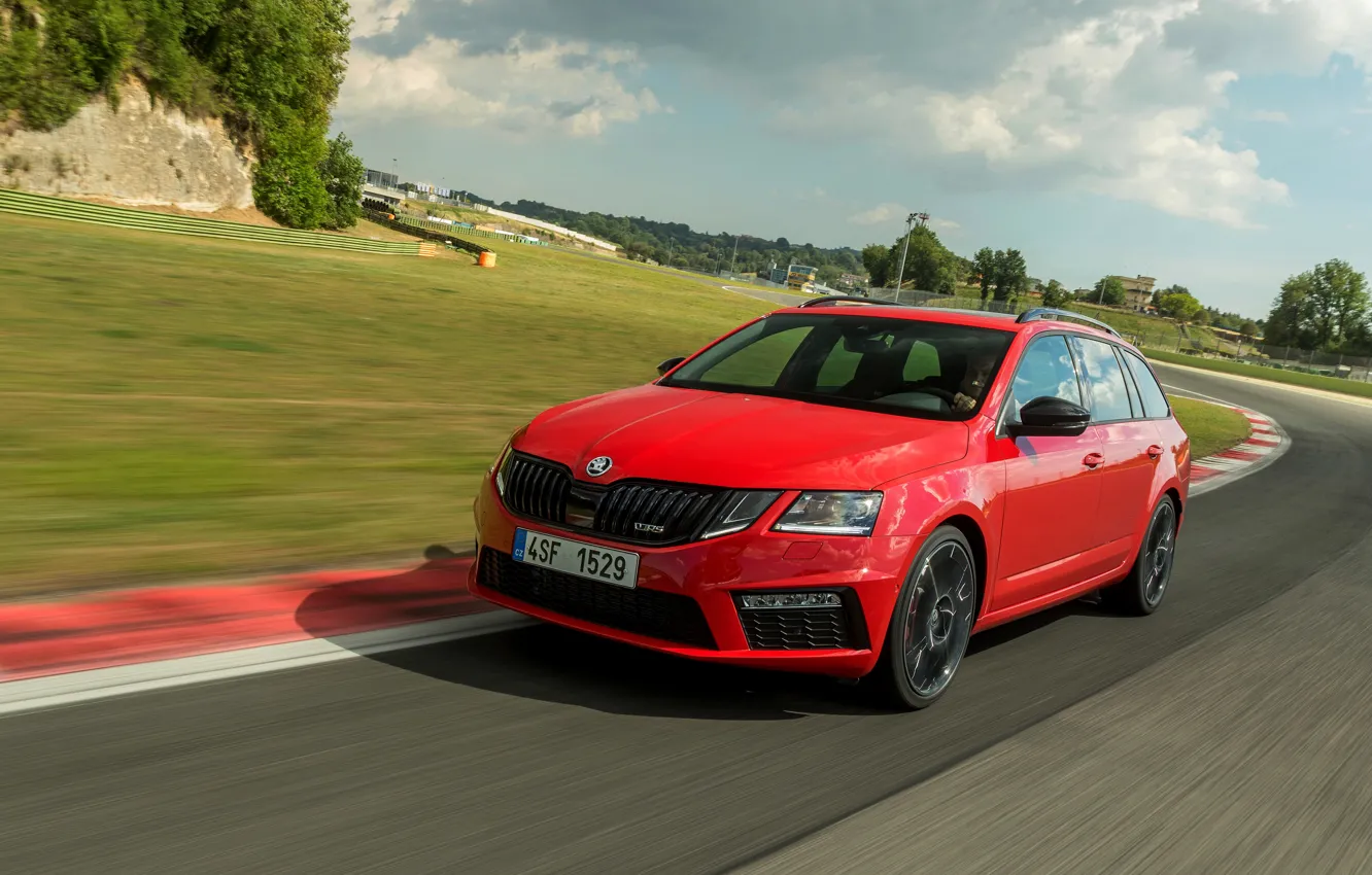 Фото обои красный, трек, Škoda, универсал, Skoda, 2017, Octavia Combi RS