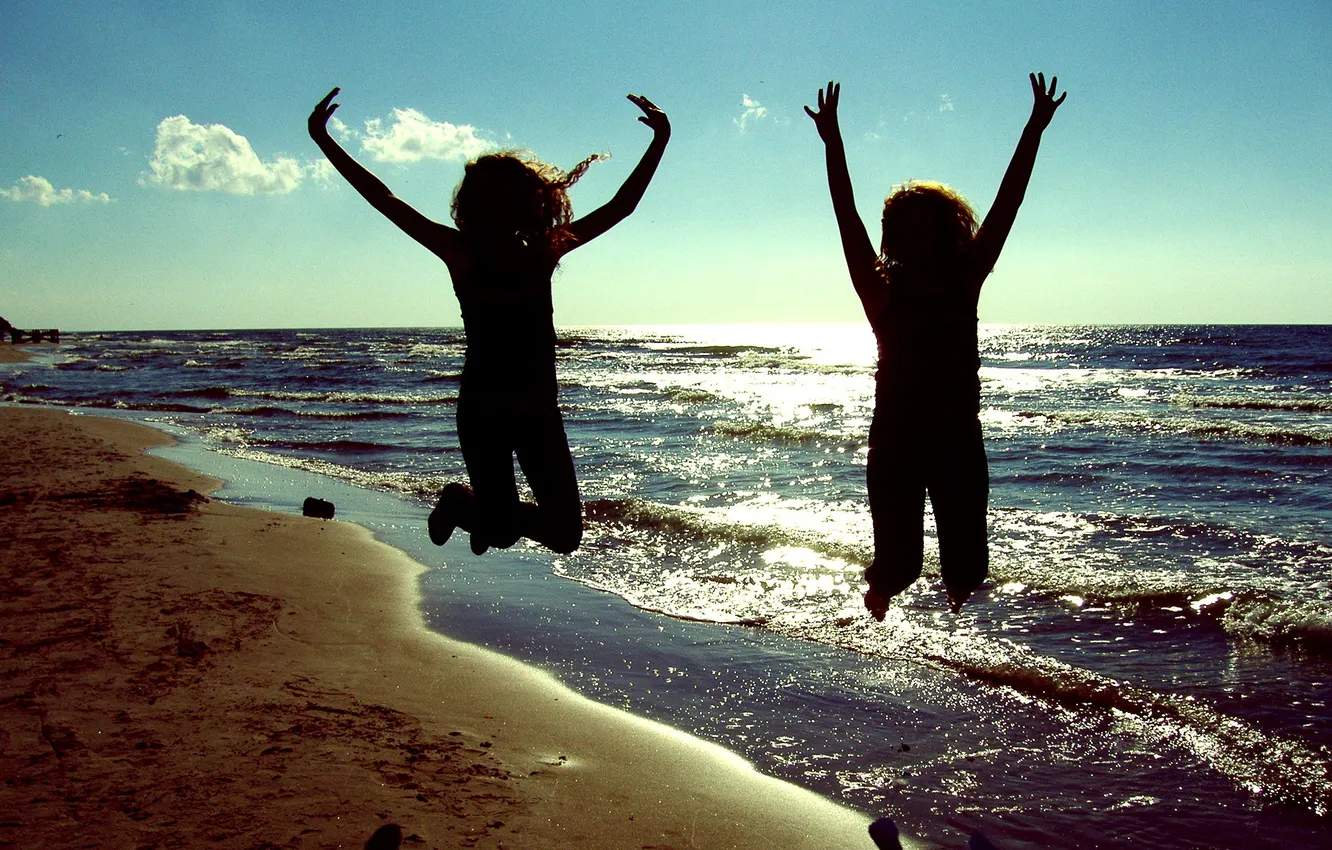 Фото обои песок, море, пляж, небо, солнце, прыжок, Двое