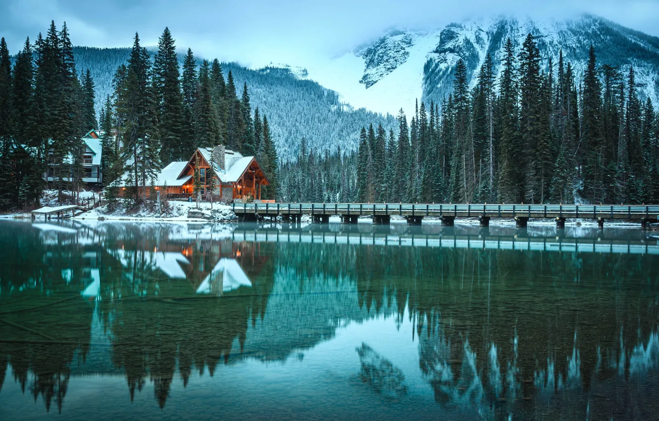 Фото обои вода, снег, деревья, горы, мост, озеро, дом, вечер