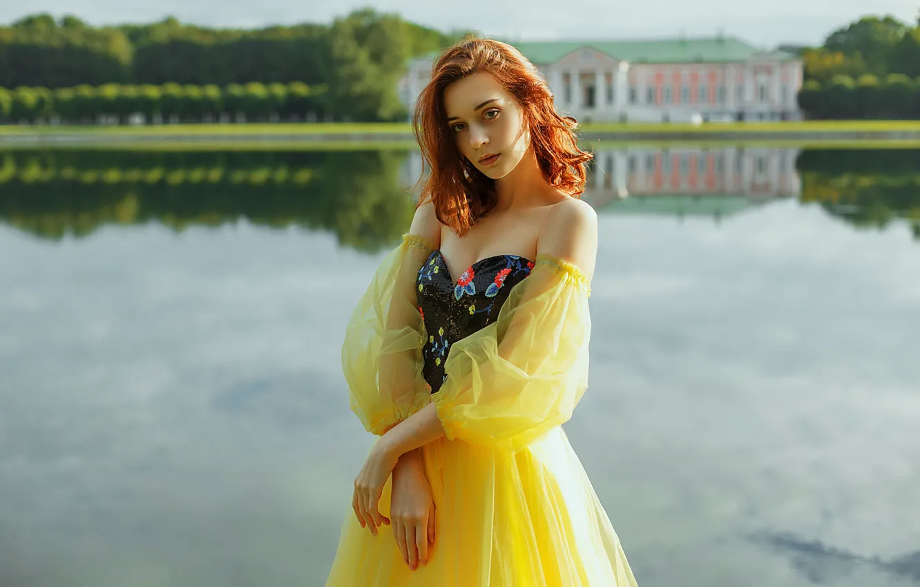 Фото обои взгляд, девушка, солнце, деревья, пейзаж, поза, пруд, модель