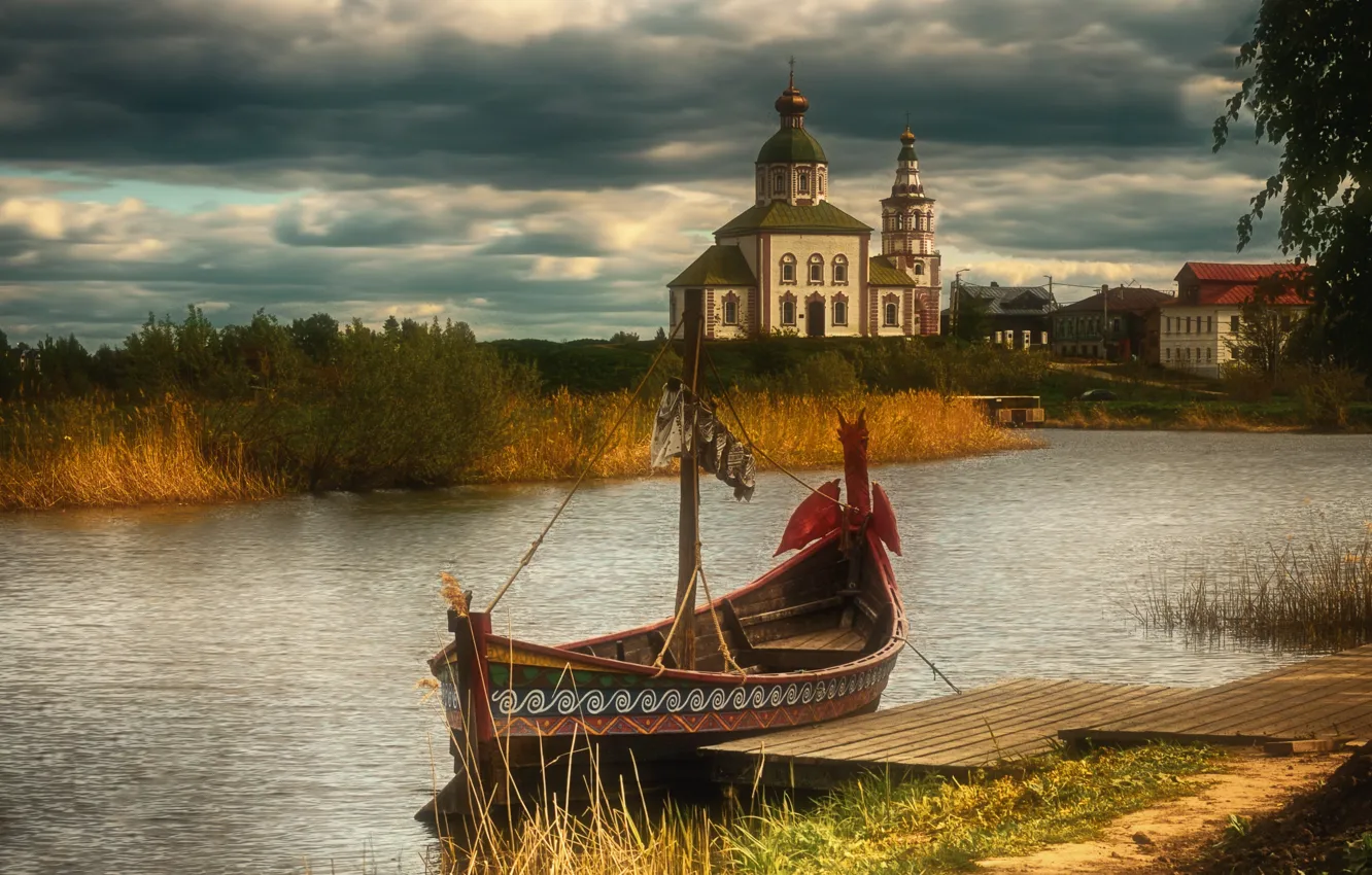 Фото обои пейзаж, тучи, город, река, лодка, церковь, Суздаль, мосток