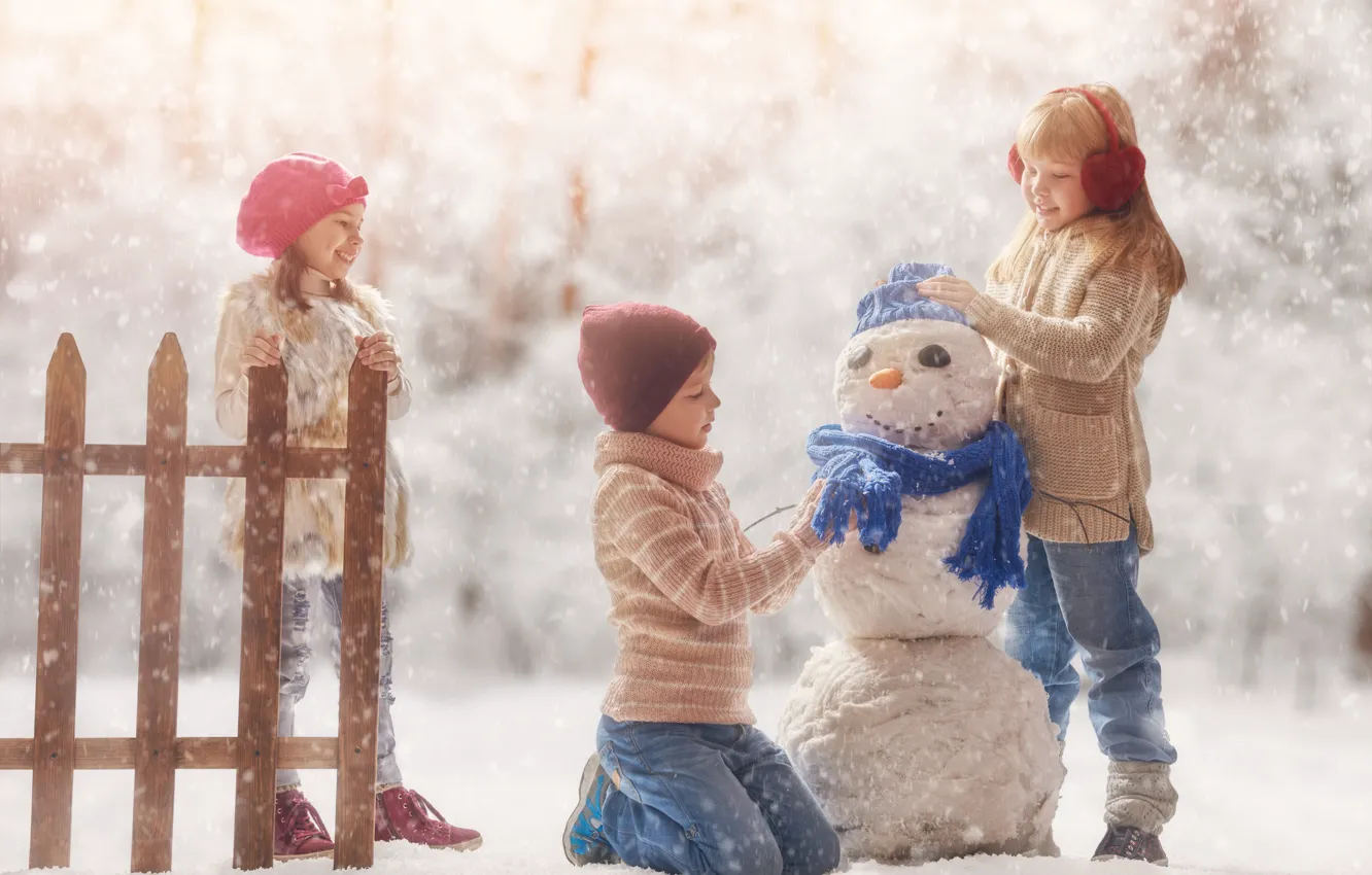 Фото обои зима, снег, дети, игра, снеговик