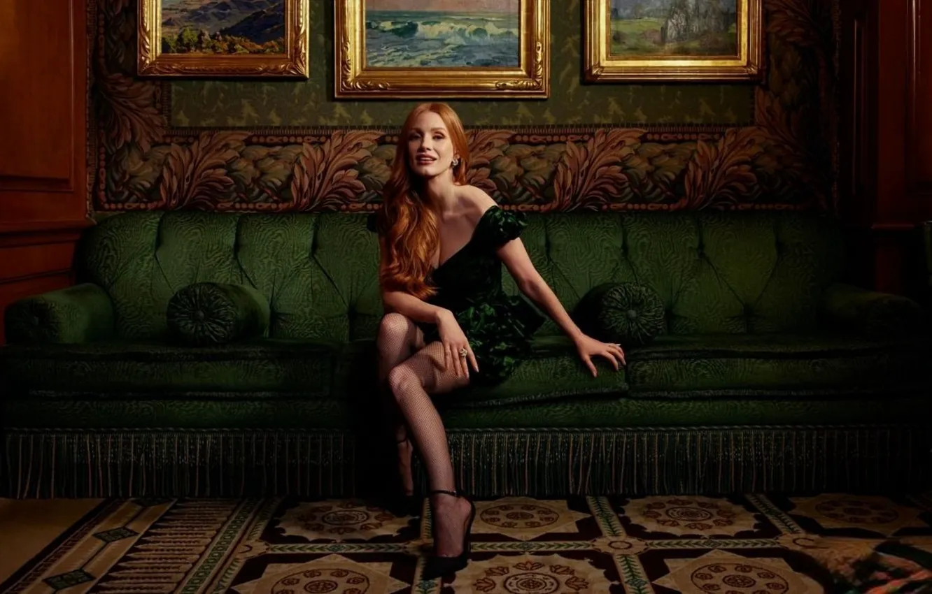 Фото обои улыбка, диван, стройная, платье, актриса, рыжая, симпатичная, Jessica Chastain