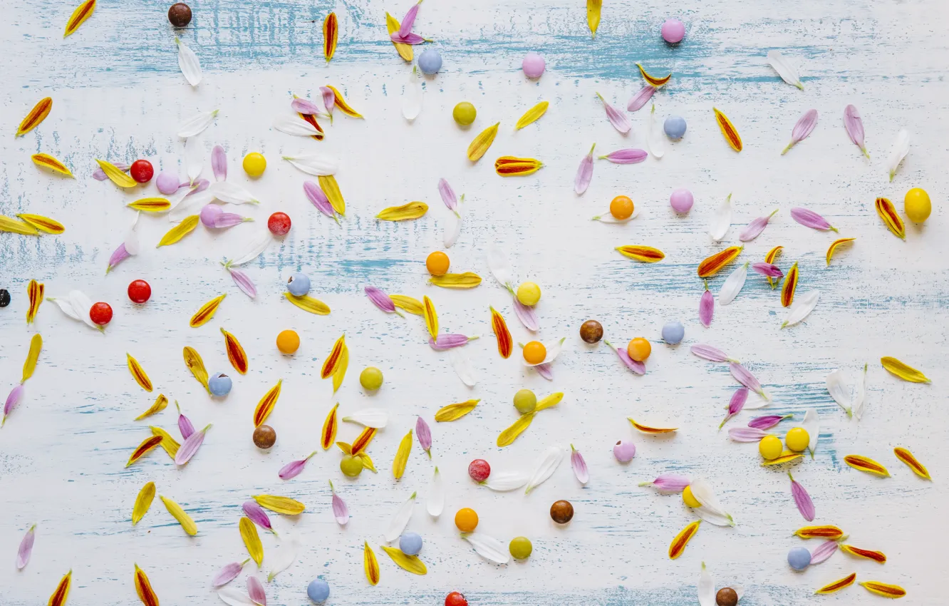 Фото обои фон, лепестки, конфеты, сладости