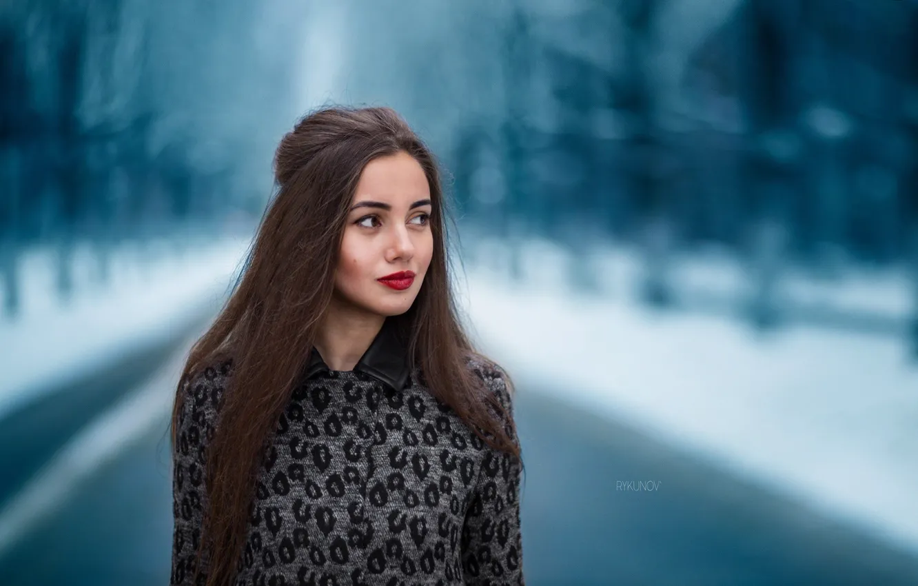 Фото обои зима, дорога, лес, девушка, снег, фон, портрет, макияж