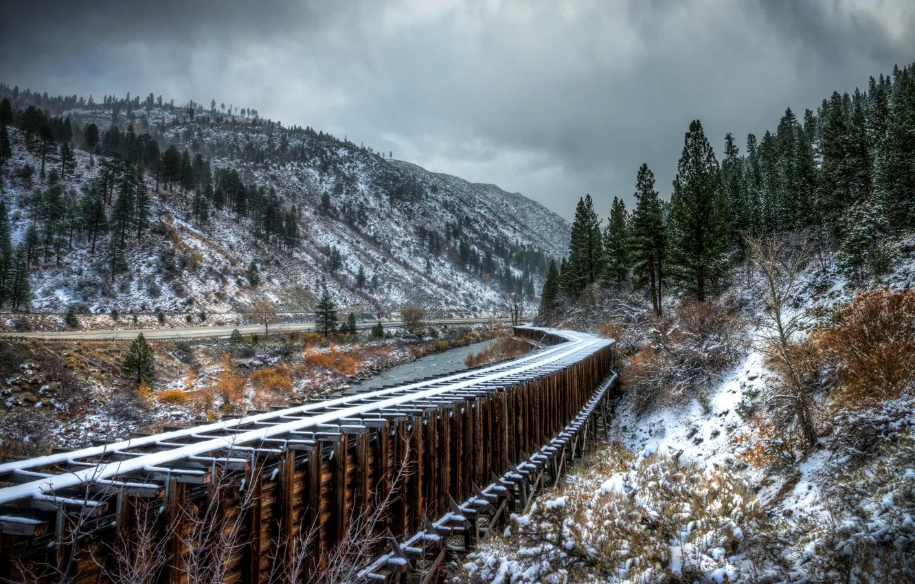 Фото обои дорога, осень, снег, деревья, горы, река, рельсы