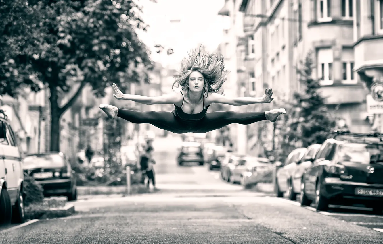 Фото обои девушка, город, прыжок, улица, танец, полёт