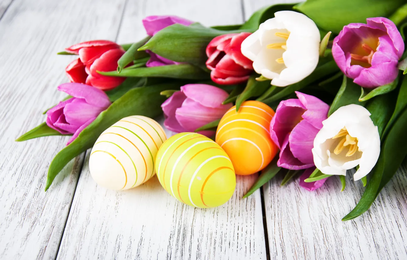 Фото обои цветы, яйца, colorful, Пасха, тюльпаны, happy, wood, pink