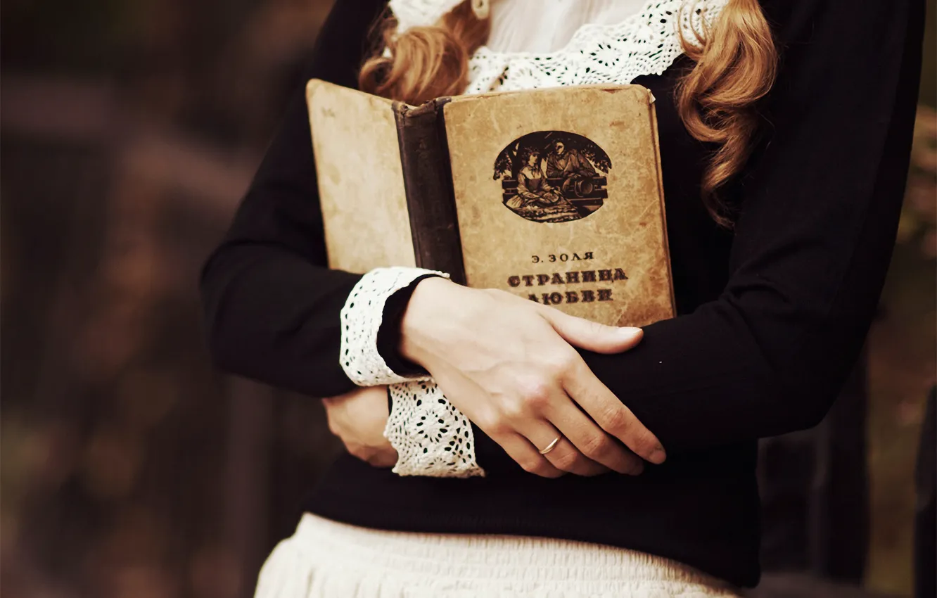 Фото обои девушка, юбка, кольцо, блузка, книга, косички, Эмиль Золя