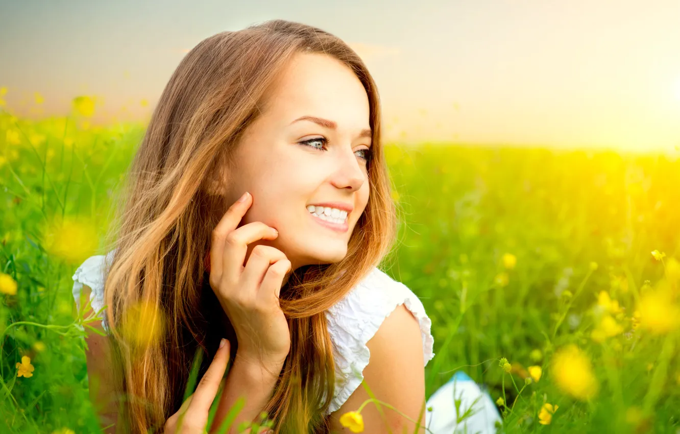 Фото обои трава, счастье, цветы, улыбка, Девушка, лежит, солнечный свет, белый сарафан