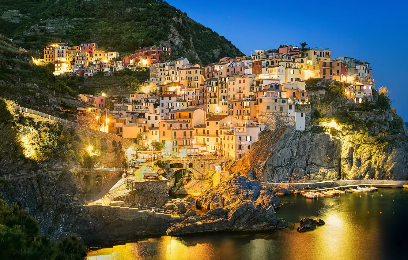 Фото обои море, свет, горы, город, огни, синева, скалы, берег