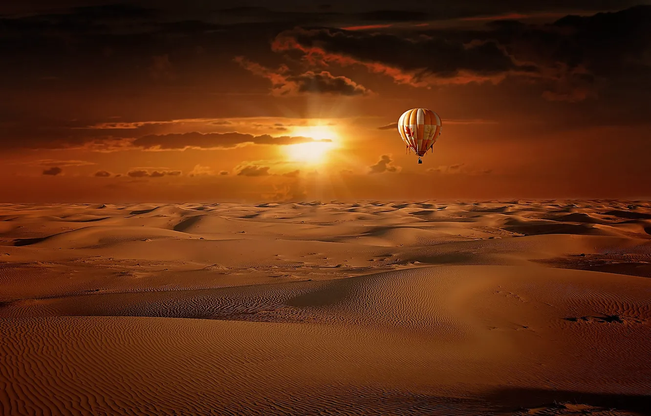 Фото обои песок, небо, солнце, облака, барханы, воздушный шар, восход, пустыня