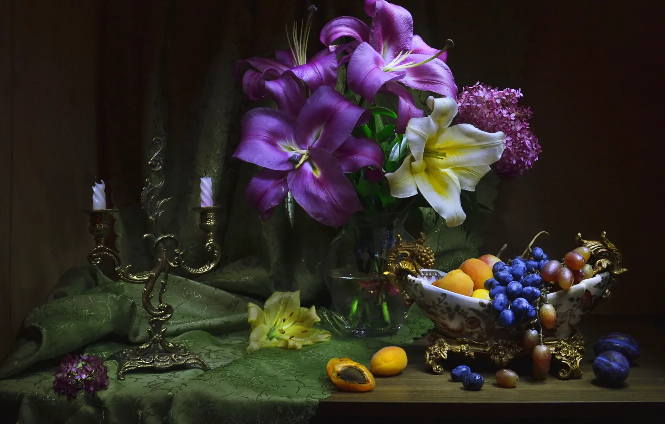 Фото обои цветы, лилии, виноград, натюрморт, подсвечник, абрикосы