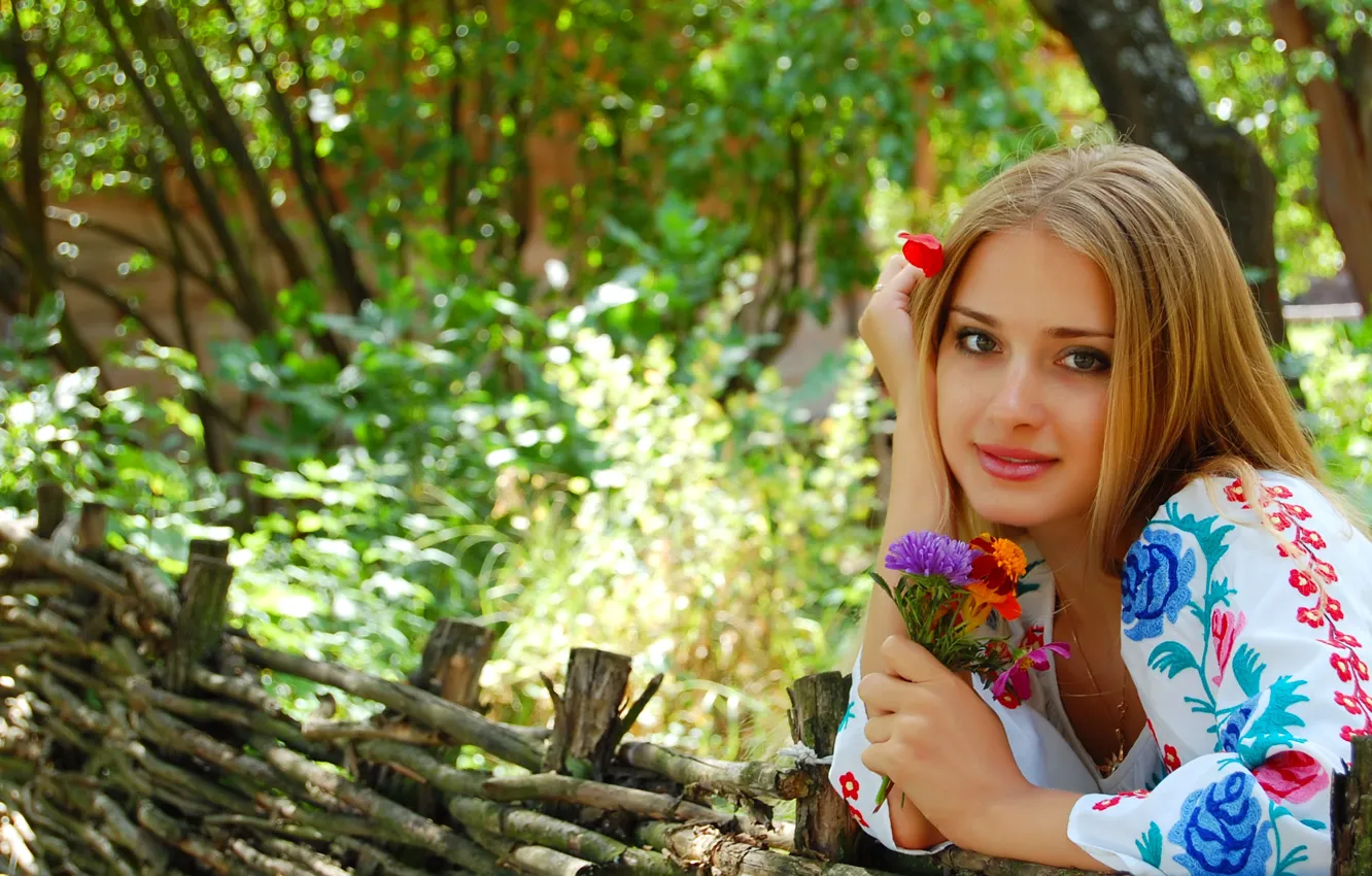 Фото обои зелень, лицо, face, украинка, cute blonde, симпатичная блондинка, greens, Ukrainian